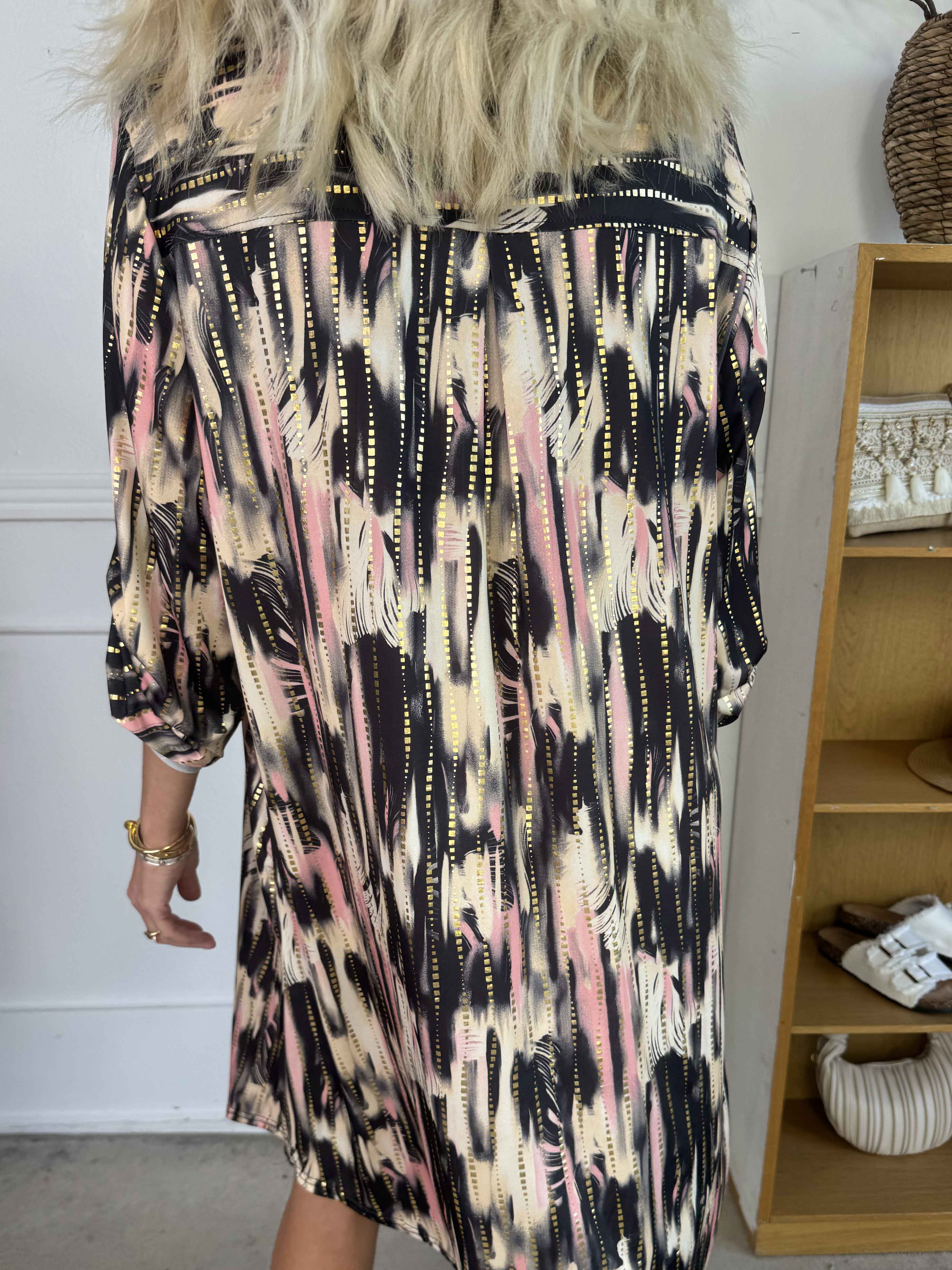 Ebba Pattern Long - Elastisk mönstrad klänning med gulddetaljer